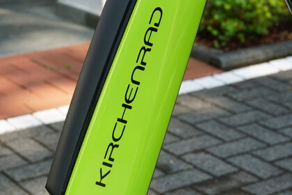 Mit einem apfelgrünen E-Bike unterwegs im Kirchenkreis