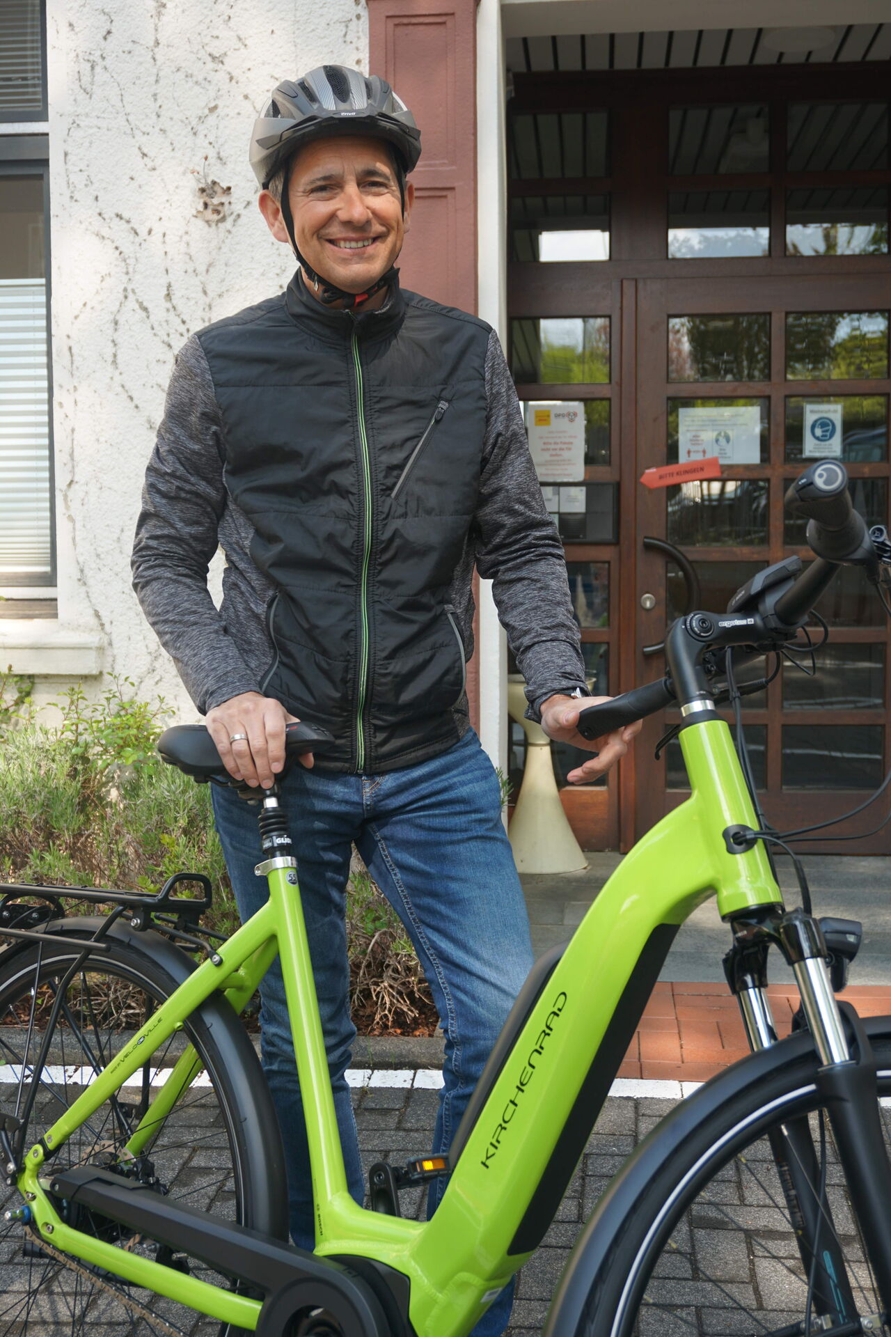 Verwaltungsleiter Oliver Berg testet das neue E-Bike