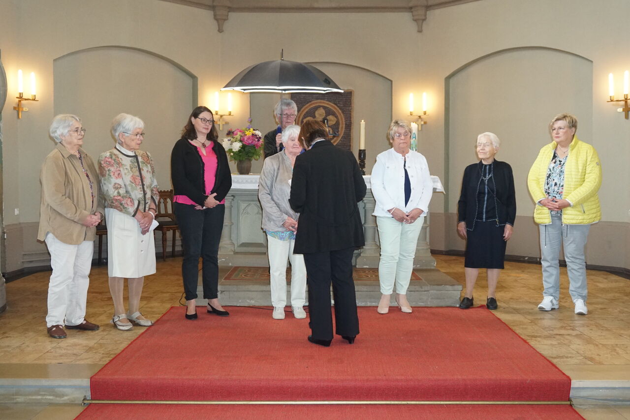 Mit einem Segen verabschiedeten Pfarrerin Susana Riedel-Albrecht und Vorsitzende Erika Denker haupt- und ehrenamtliche Mitarbeiterinnen der Frauenhilfe.