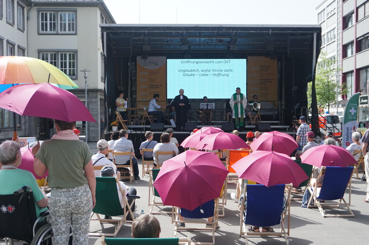 Regenschirme boten bei der Eröffnungsandacht mit Superintendent Stuberg (links) und Dechant Köhle Schutz vor der Sonne.