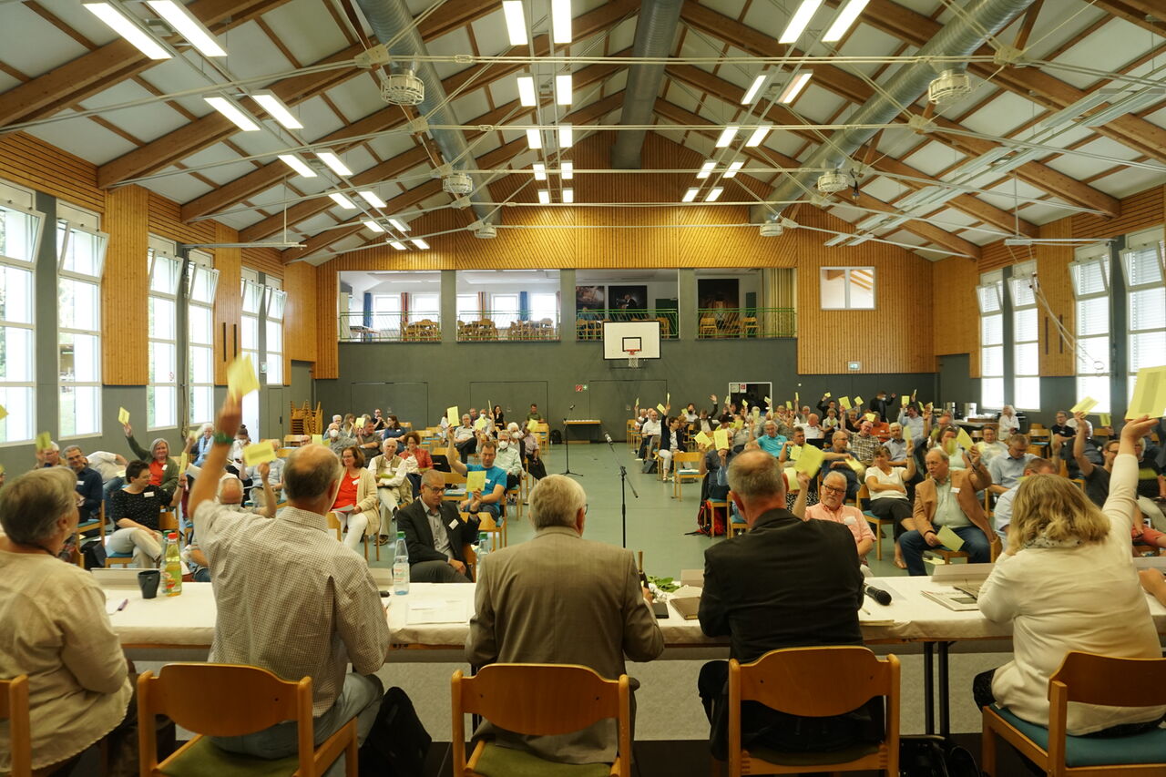 Eine Abstimmung auf der Kreissynode am 22. Juni 2022 in Wilgersdorf