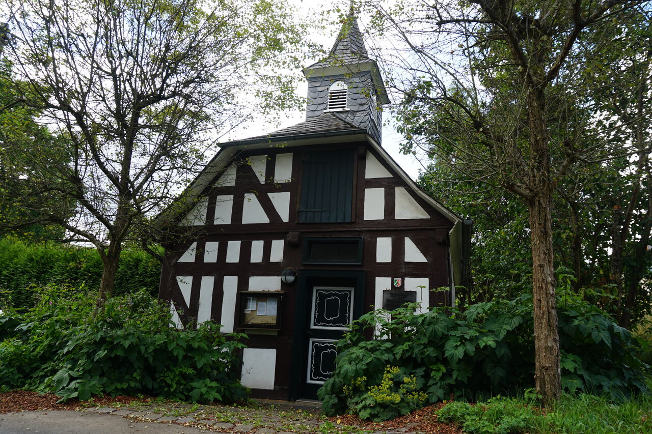 Die kleine Kapelle in Breitenbach wurde 1770 als Kapellenschule erbaut und wird seit 1968 von der Kirchengemeinde Kaan-Marienborn genutzt.