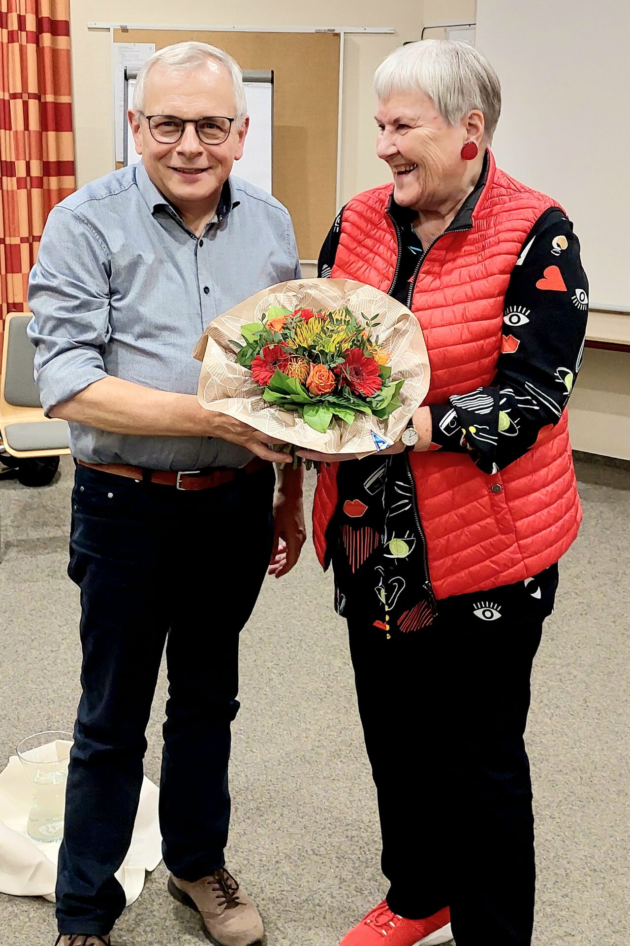 Superintendent Peter-Thomas Stuberg dankte KSV-Mitglied Doris Thieme für ihre langjährigen Dienste. Foto: Ulrike Steinseifer