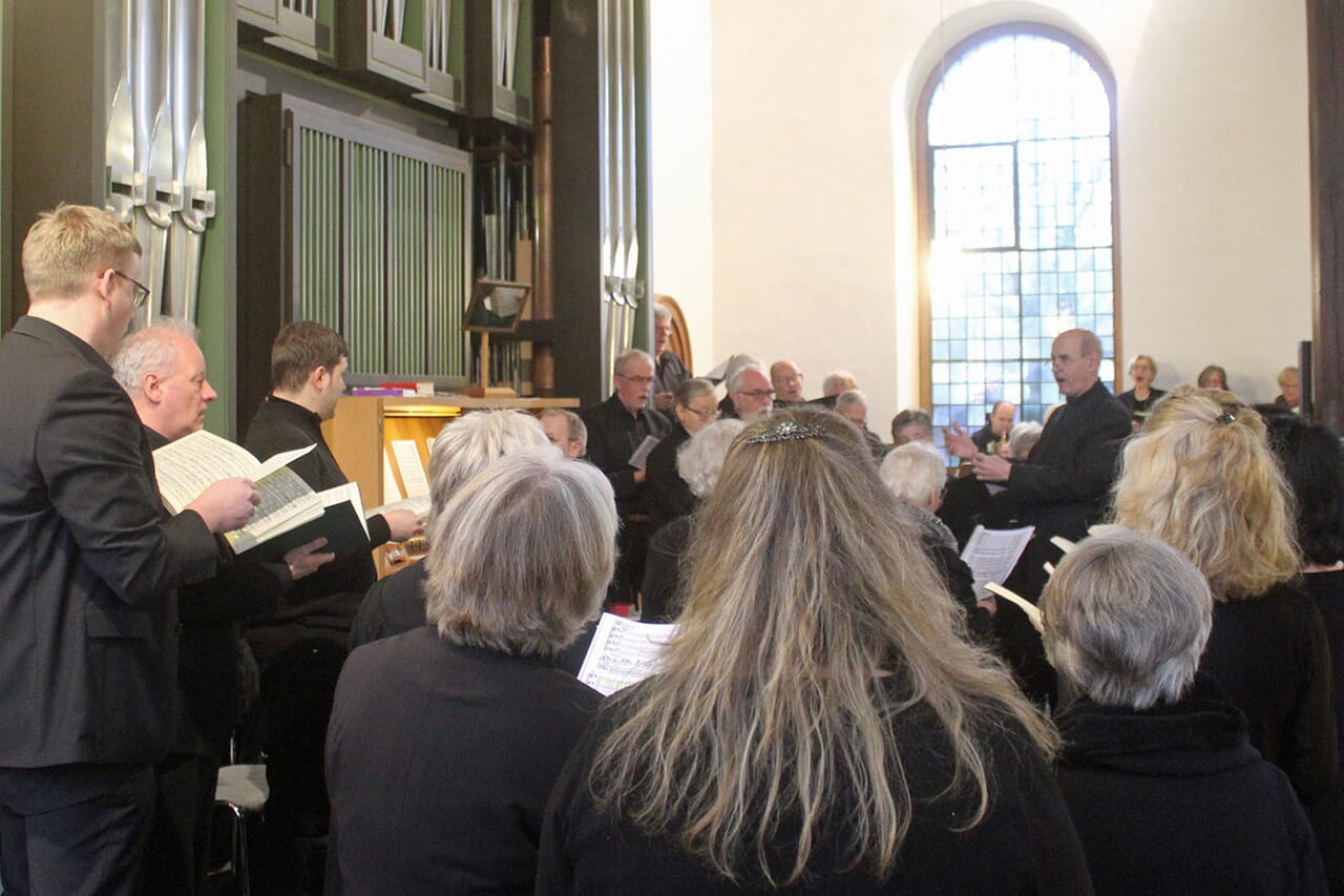Ein Chor unter Leiter von Kantor Jens Schreiber begleitet den Festgottesdienst eindrucksvoll.