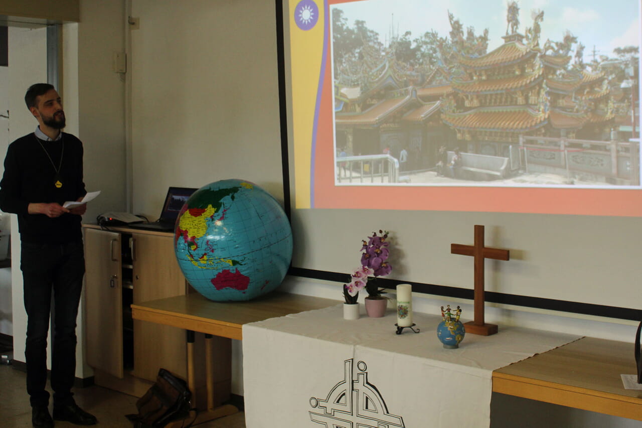 Jonas Sievers illustrierte beim Ökumenischen Kinder-Weltgebetstag seine spannenden Informationen aus Taiwan mit vielen Fotos.
