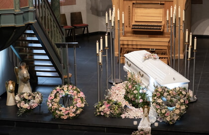 Der geschmückte Sarg bei der Trauerfeier für Luise in der evangelischen Kirche in Freudenberg.