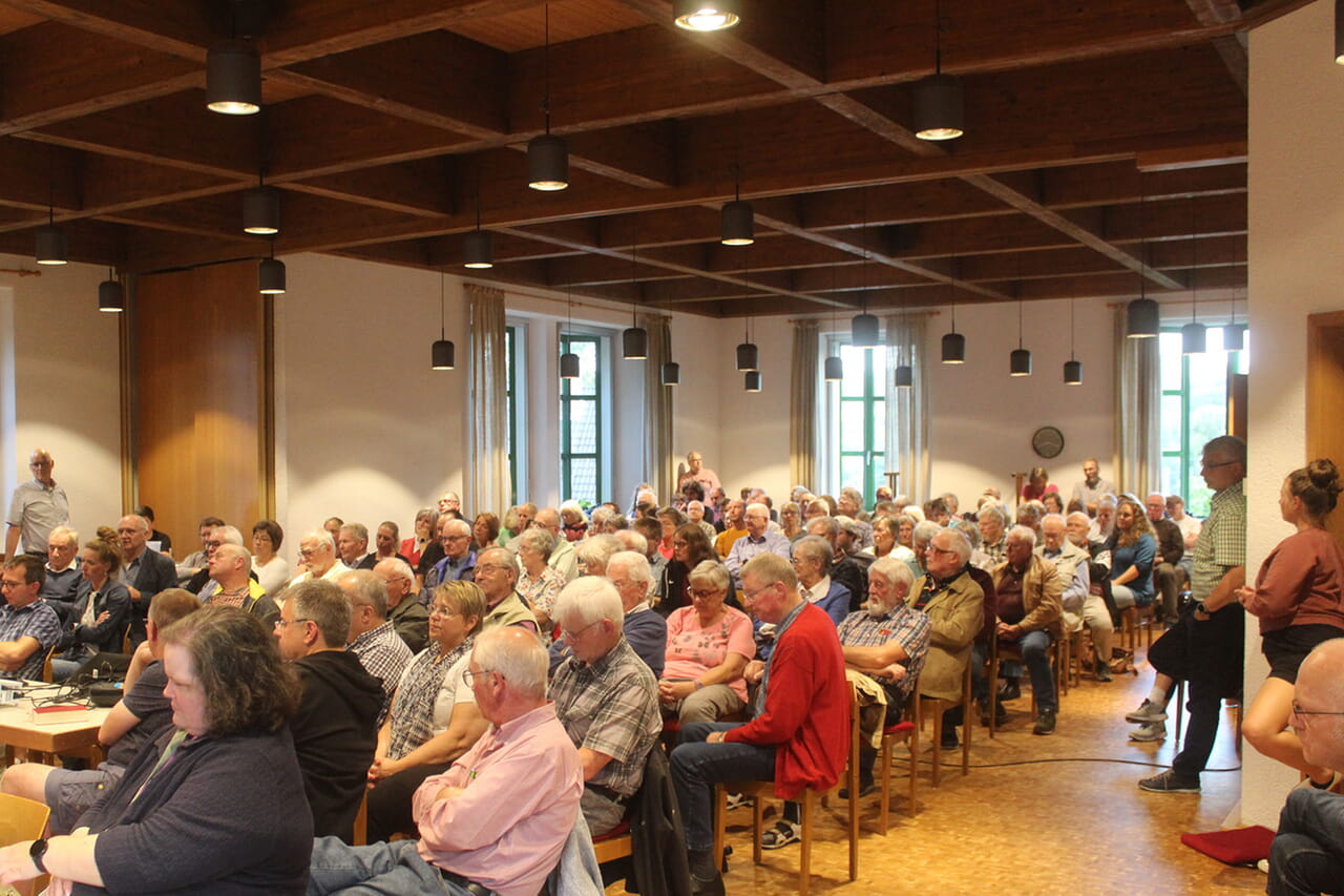 Das Interesse war sehr groß: 150 Menschen hatten sich auf den Weg ins Neunkirchener Gemeindehaus gemacht, um bei einer Informations-Veranstaltung zu den Gebäuden der Kirchengemeinde dabei zu sein.