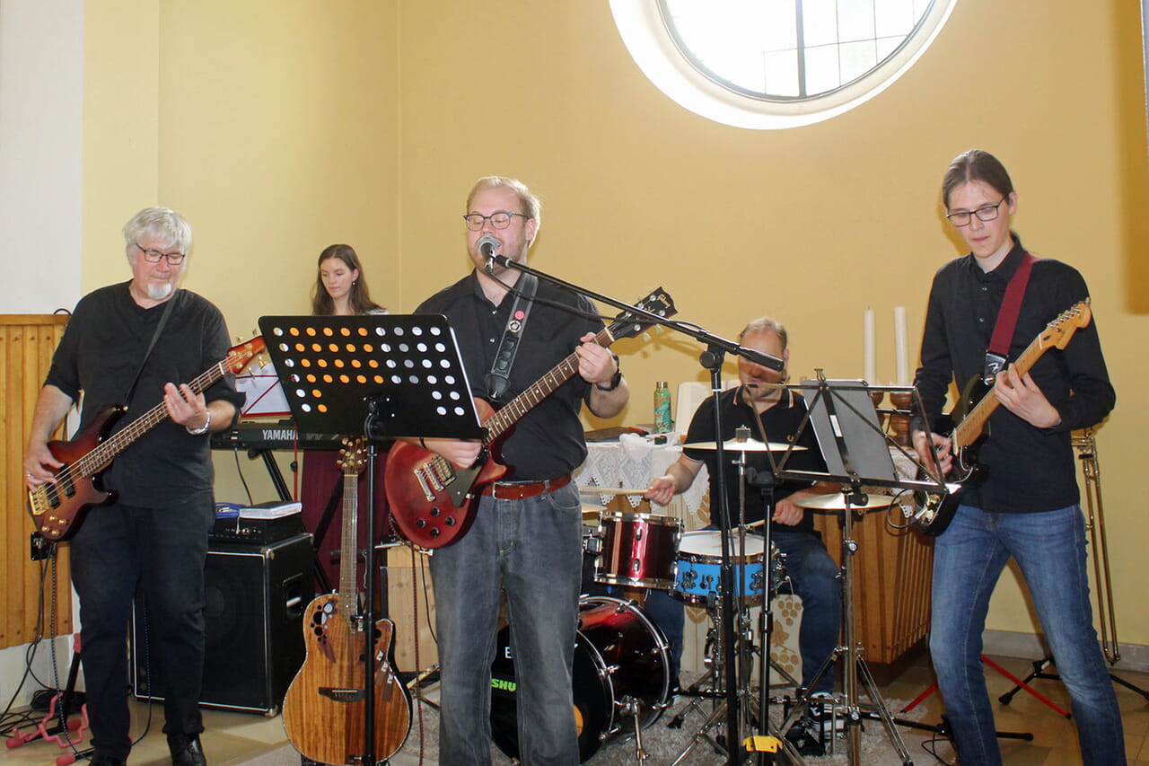 Als Teil der Band „Light by Night“ wirkte der Gemeindepädagoge Johannes Drechsler (links) auch musikalisch am Verabschiedungs-Gottesdienst in der Oberndorfer Kirche mit, der für ihn gefeiert wurde.